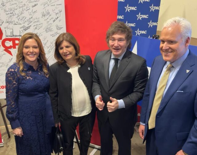 Patricia Bullrich salió a juntar firmas en apoyo de Milei y le disputa a Macri el liderazgo del PRO