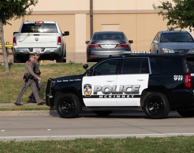 Policías fuera de servicio abaten a una atacante que disparó dentro de una megaiglesia en Houston