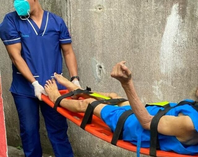 Rescataron a adulto mayor que estaba encerrado en una jaula: tenía desnutrición y se alimentaba de sus heces