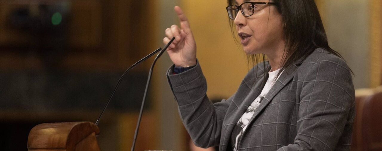Sumar denuncia ante la JEG a la diputada Ana Vázquez por repartir papeletas del PP con la chaqueta de la Xunta