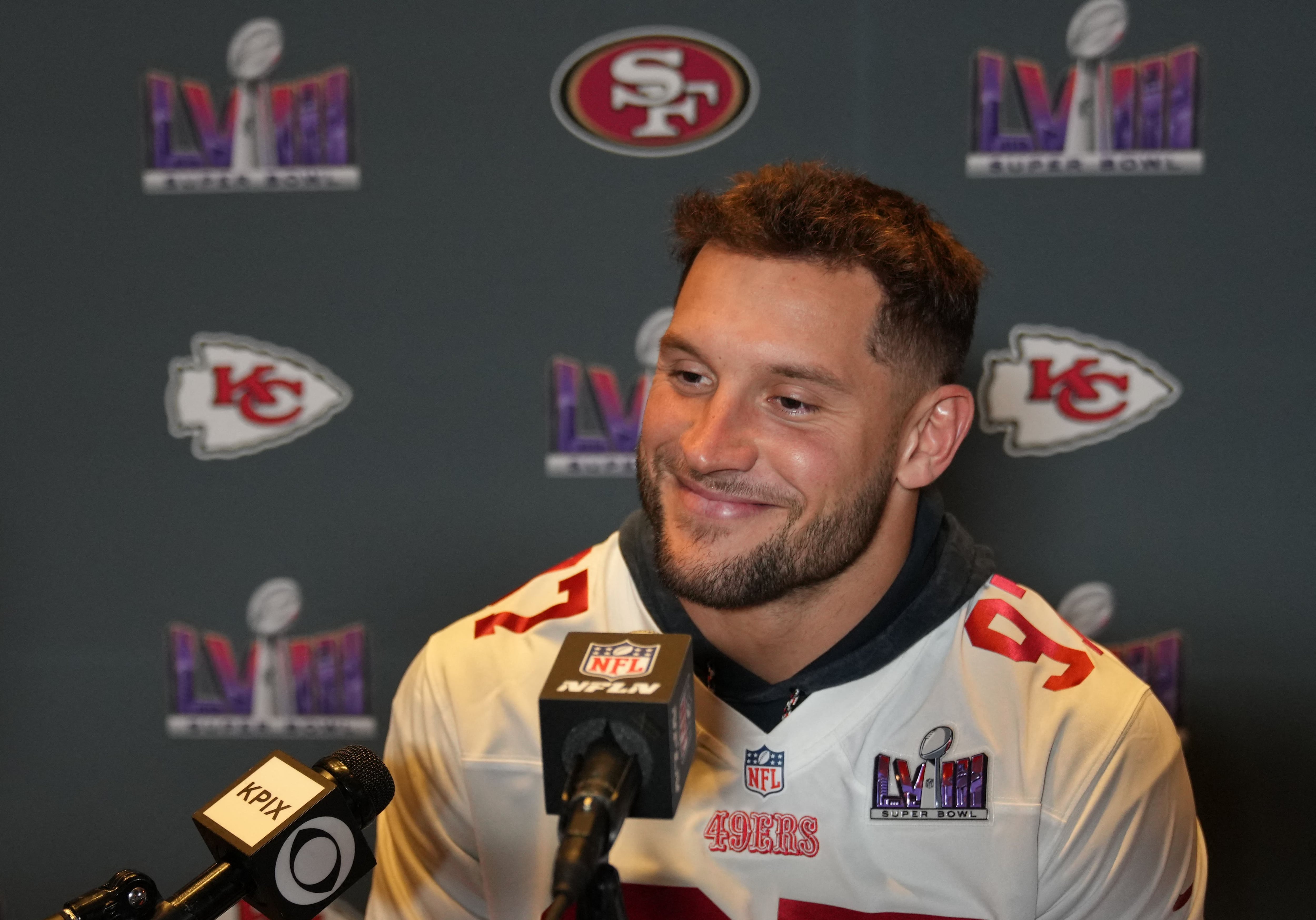 La defensa detiene al quarterback antes de ejecutar un pase (Credit: Kyle Terada-USA TODAY Sports)