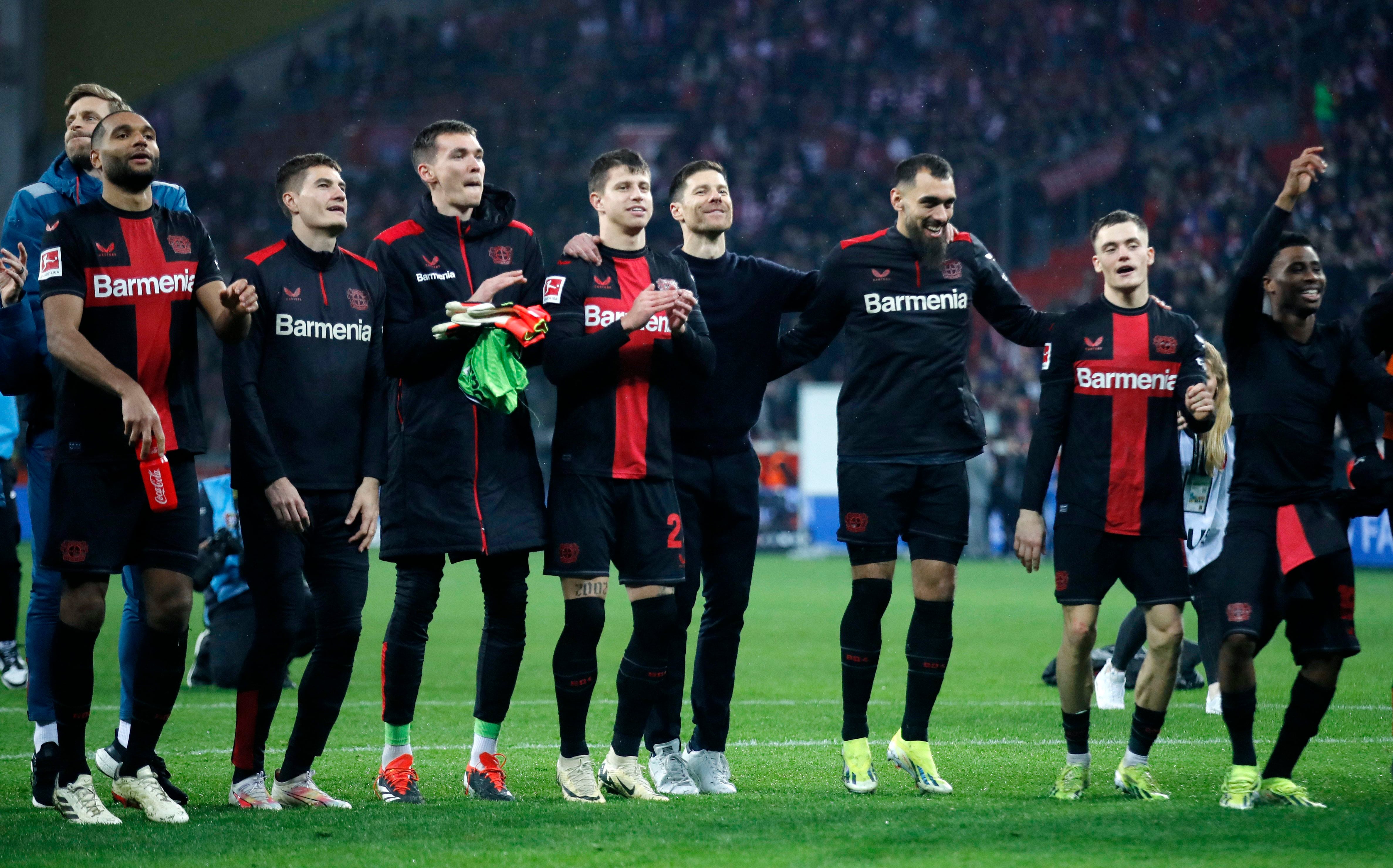 Los jugadores del Bayer Leverkusen, con Xabi Alonso a la cabeza, celebran su victoria contra el Bayern (REUTERS).