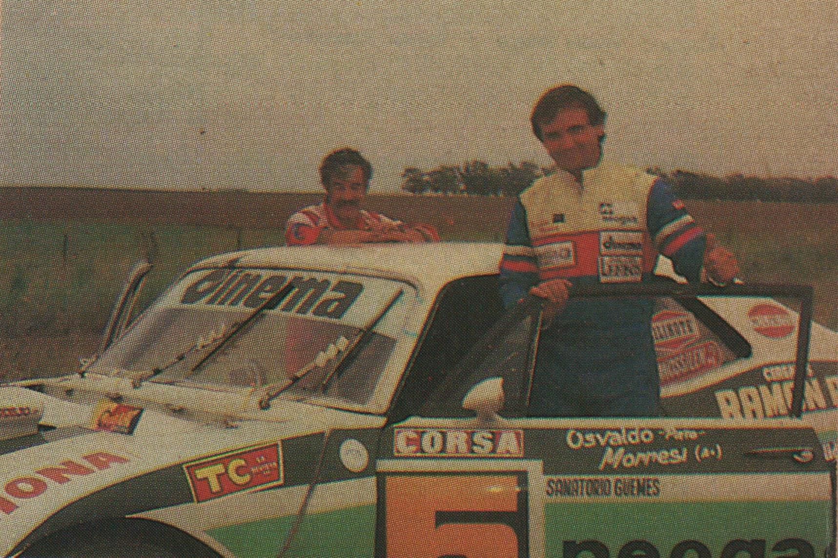El Pato antes de largar una carrera en la ruta, ya con un auto de la escudería de Emilio Satriano (archivo CORSA)
