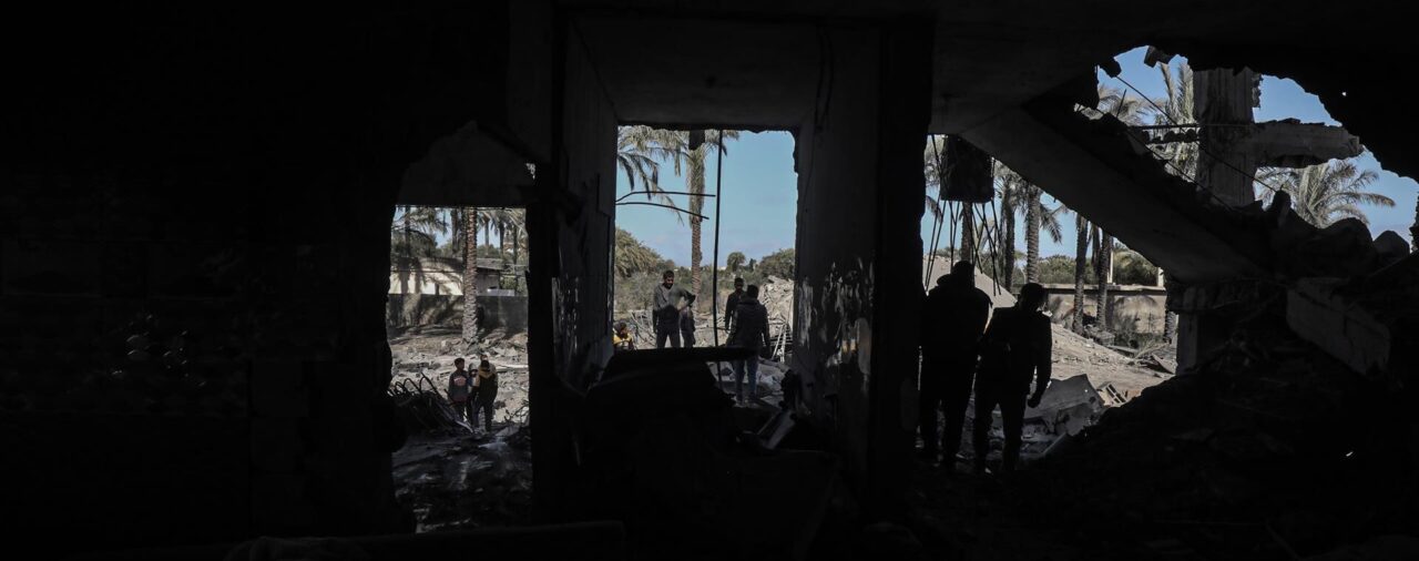 Al menos once muertos en un bombardeo israelí contra una casa en Deir al Balah, en la Franja de Gaza