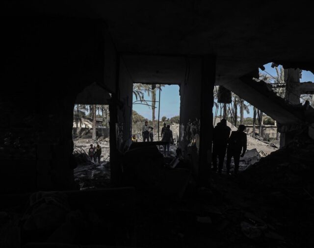 Al menos once muertos en un bombardeo israelí contra una casa en Deir al Balah, en la Franja de Gaza