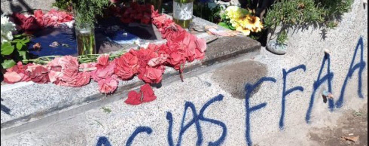 Aparecen pintadas a favor del golpe de Estado de 1973 en la tumba del cantautor chileno Víctor Jara