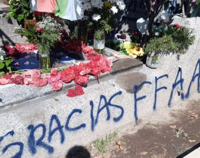 Aparecen pintadas a favor del golpe de Estado de 1973 en la tumba del cantautor chileno Víctor Jara