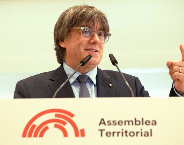 El PSOE cree que le beneficia que Puigdemont sea candidato en las catalanas pero sigue dudando de que vaya a presentarse