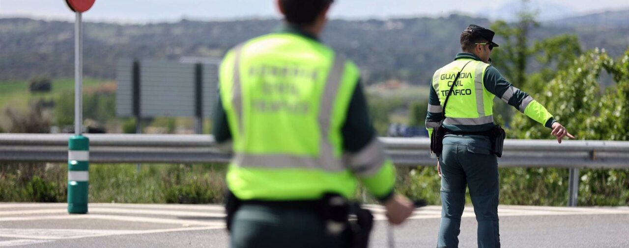 Este es el significado de las líneas verdes y azules que te puedes encontrar en la carretera
