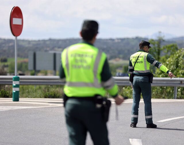 Este es el significado de las líneas verdes y azules que te puedes encontrar en la carretera