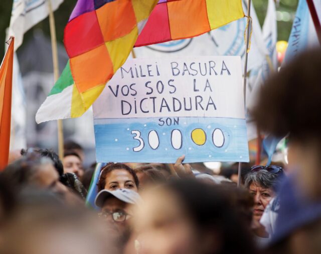La Justicia argentina dicta cadena perpetua para diez represores de la dictadura