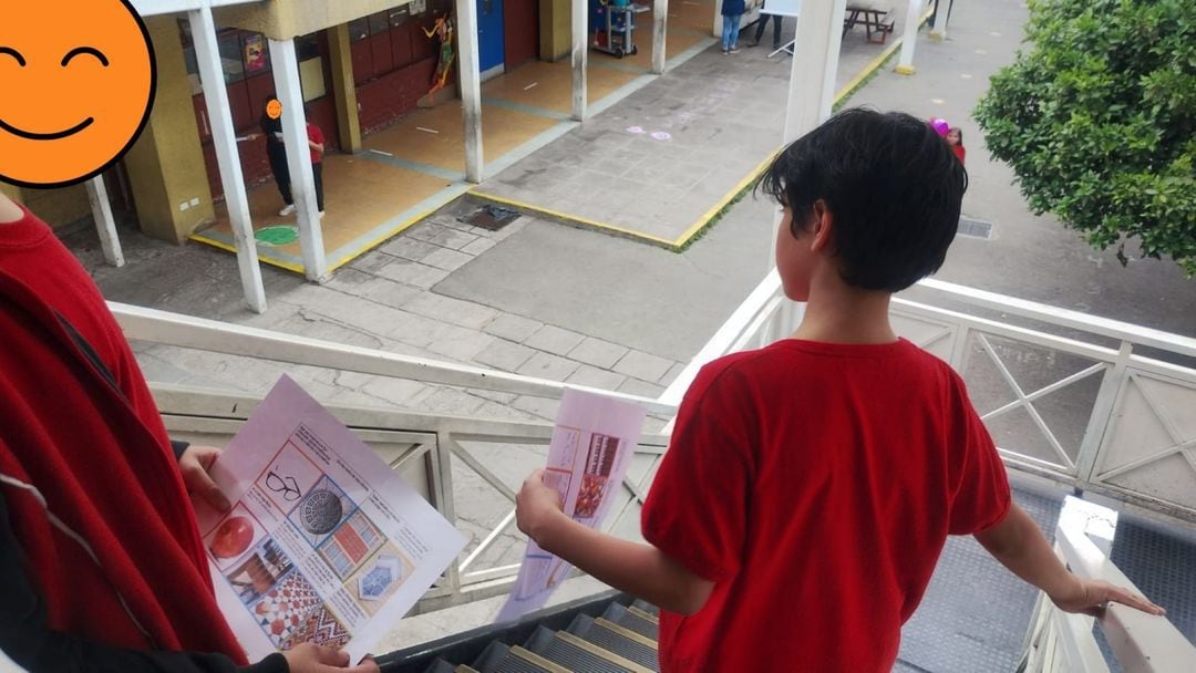 Entre las actividades de nuestro taller de matemática STEM para estudiantes de primaria, seleccionamos la propuesta de IDM "Búsqueda del tesoro", tuvimos la oportunidad de reforzar conceptos geométricos jugando con las matemáticas observando el colegio, los objetos y su propia construcción. Fue una excelente iniciativa para reforzar lenguaje geométrico, conceptos como área, perímetro, volumen, ´figuras de 3 dimensiones, paralelepípedos, cubos, elementos básicos de las figuras 3D, analizar cada rincon del colegio.
CREDITS
Profesora Vanessa Díaz Taller de matemática STEM