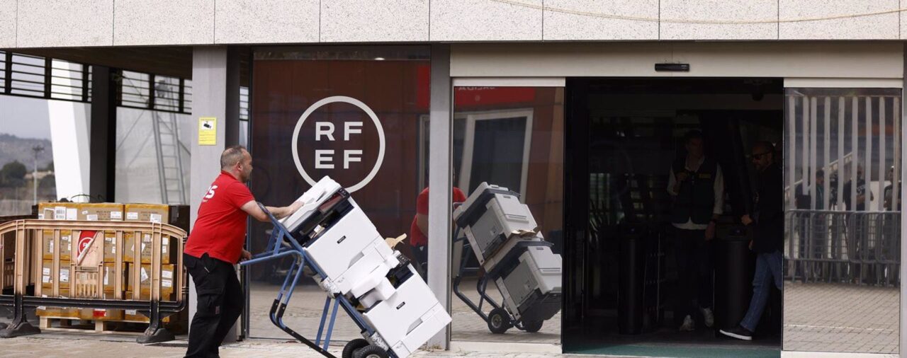 Los investigadores esperan la vuelta de Rubiales en una operación que deja cinco detenidos en Madrid y dos en Granada