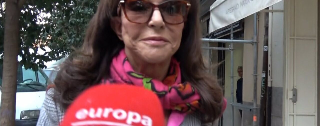 Mari Ángeles Grajal reacciona con una sonrisa irónica a las graves acusaciones de Jaime Ostos Jr.