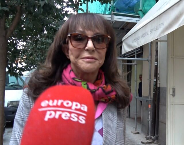 Mari Ángeles Grajal reacciona con una sonrisa irónica a las graves acusaciones de Jaime Ostos Jr.