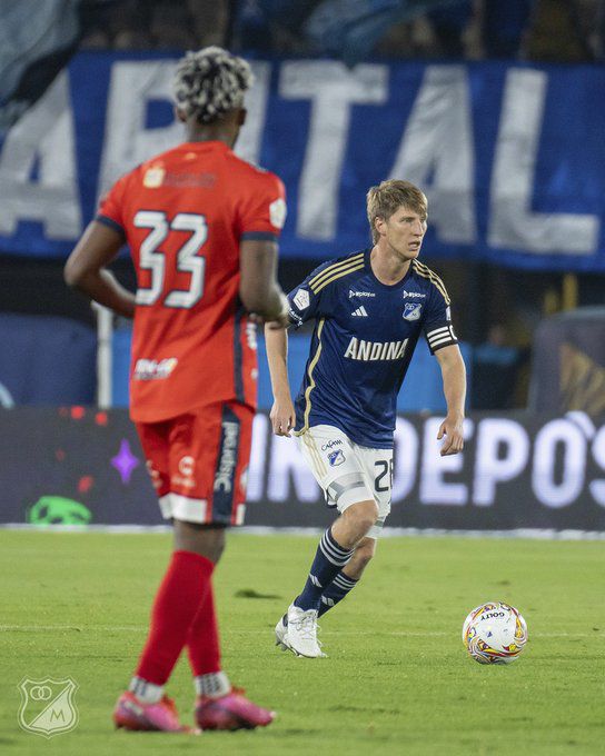 El defensor central sufrió una molestia muscular que lo sacó de la plantilla para estas semanas que vienen - crédito Millonarios FC Oficial