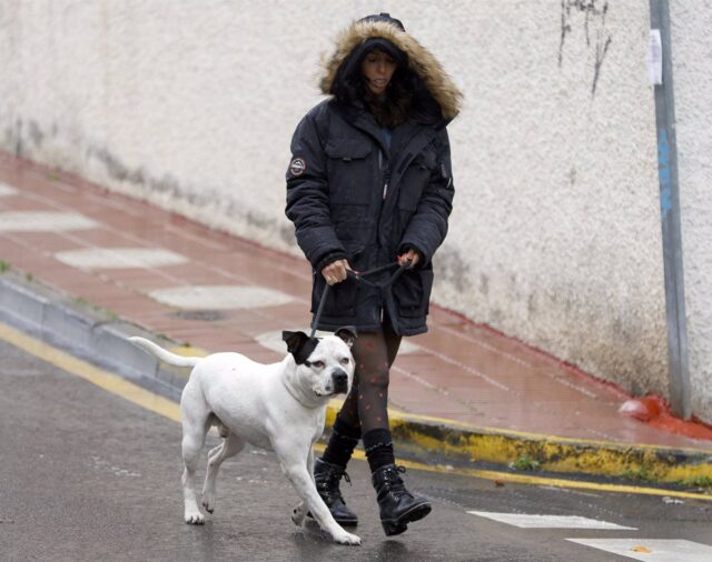 Paola Olmedo, triste y cabizbaja, pasea bajo la lluvia tras su separación