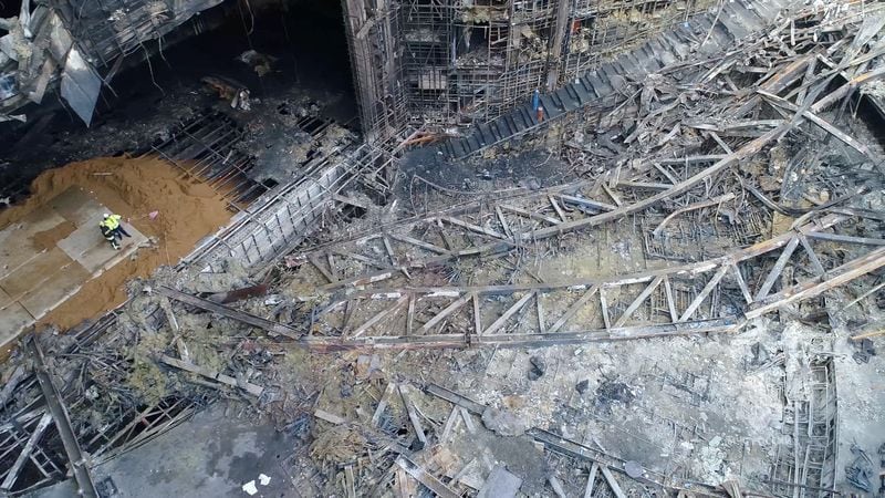 Una vista interior muestra el Crocus City Hall quemado después del ataque mortal (REUTERS)