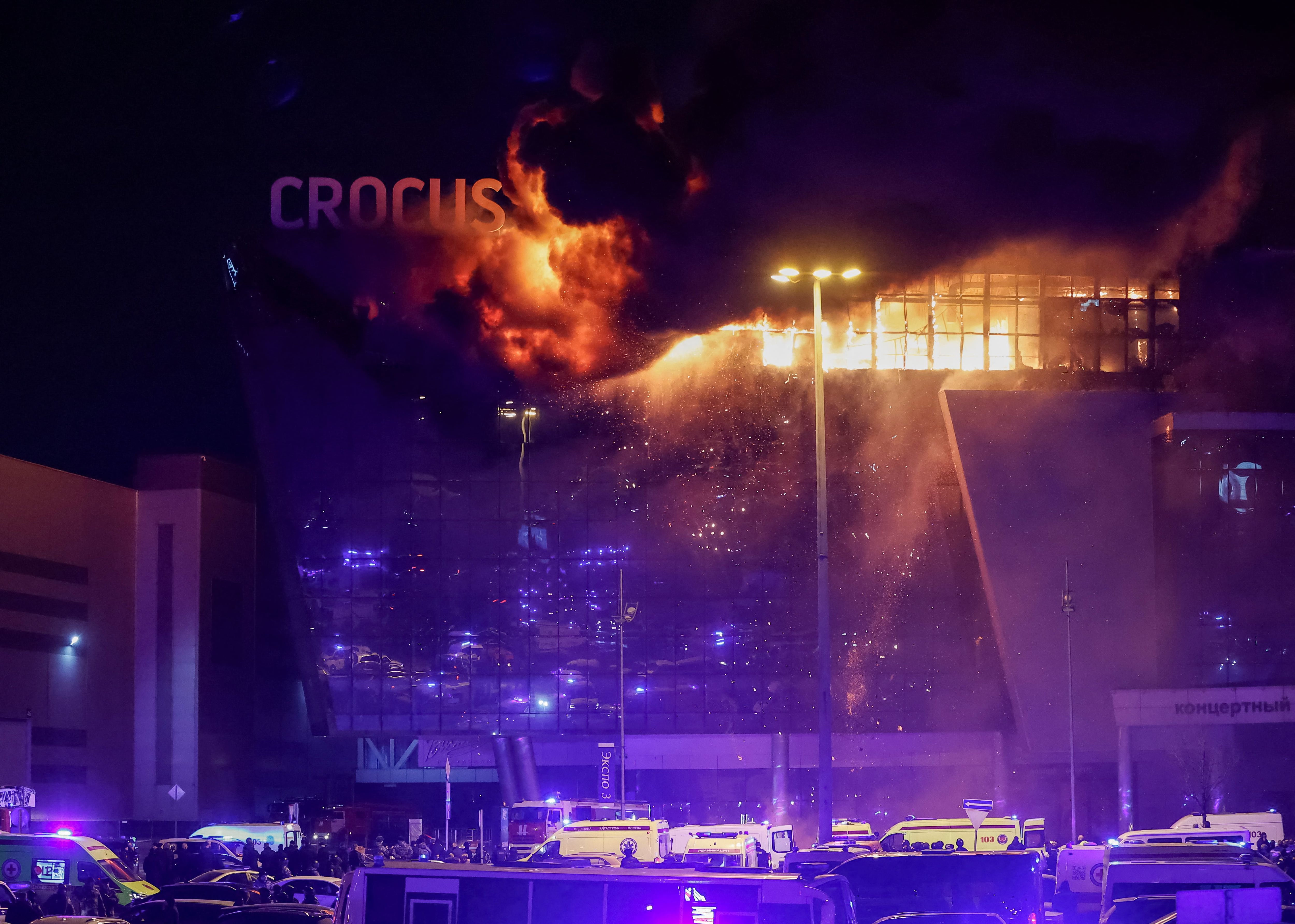 Ambulancias y vehículos de los servicios de emergencia rusos desplegados frente a la sala de conciertos Crocus City Hall tras el tiroteo (REUTERS/Yulia Morozova)