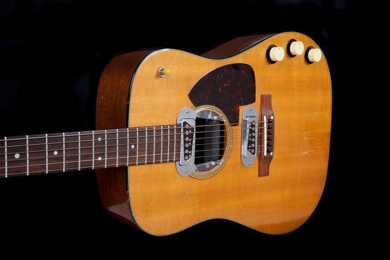La guitarra que usó Cobain en el MTV Unplugged fue rematada por más de 6 millones de dólares. Cortesía de Julien's Auctions/Handout via Reuters