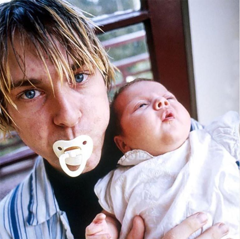 Kurt Cobain con Frances Bean, su hija. En su carta suicida aseguró que la vida de ella sería mejor sin él (Instagram)