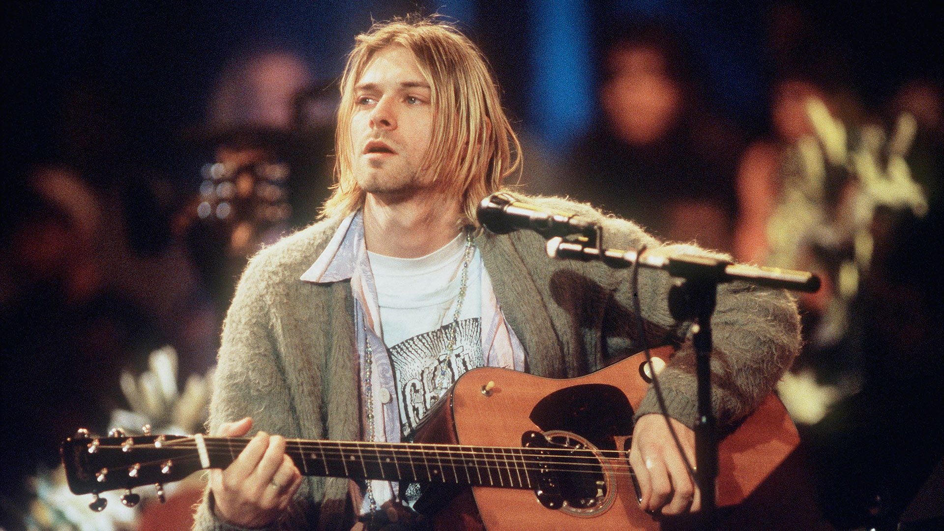 Medio año antes de su muerte, Cobain protagonizó un MTV Unplugged antológico. Pidió que lo ambientaran como un funeral (Getty Images)
