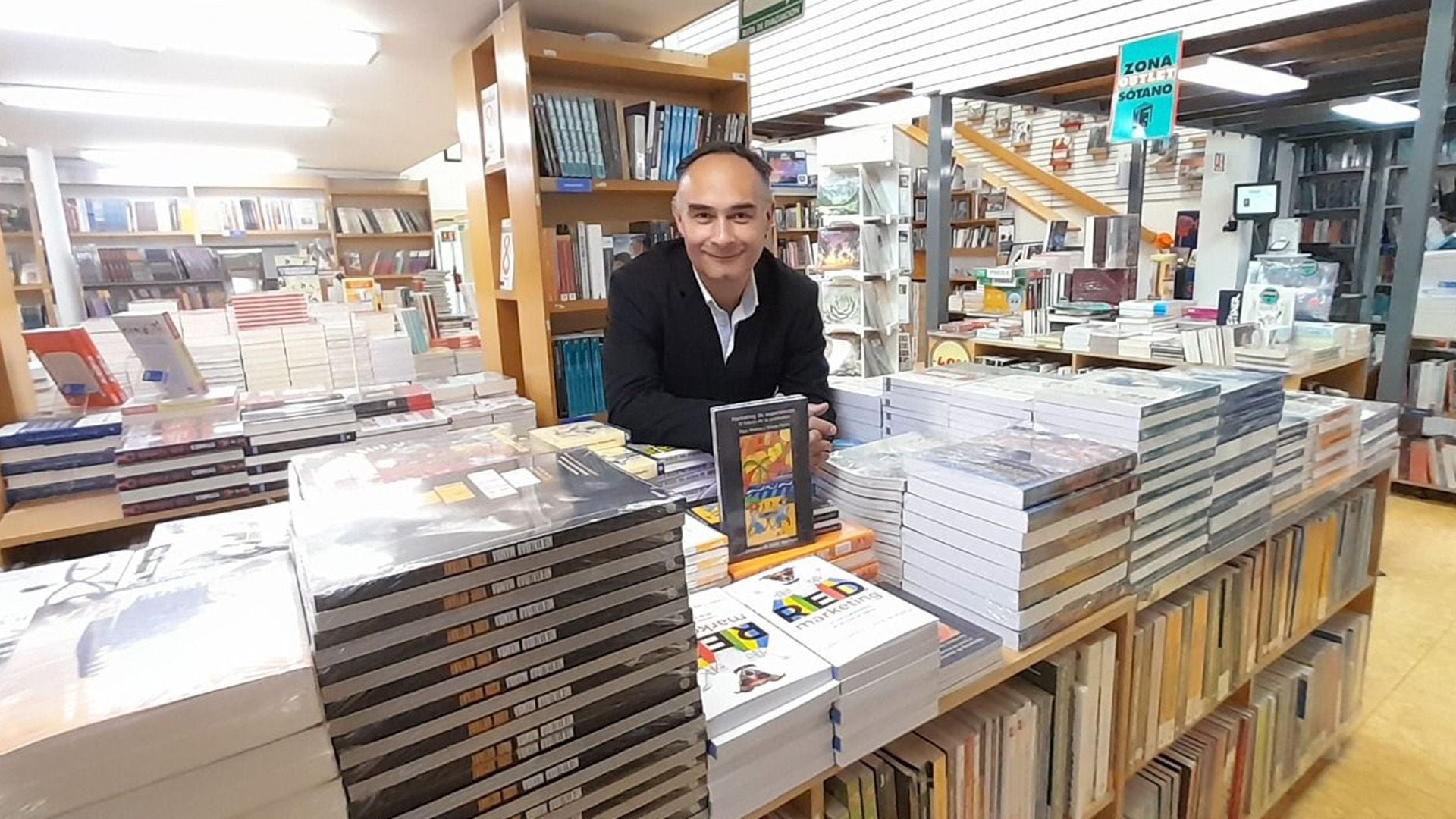 Eneas Mares presentó su nuevo libro dedicado a quienes compran y venden monedas.