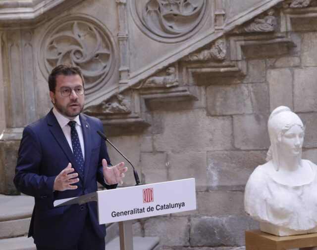 Aragonès defiende dejar de ser "súbditos" en el 93 aniversario de la República Catalana de Macià