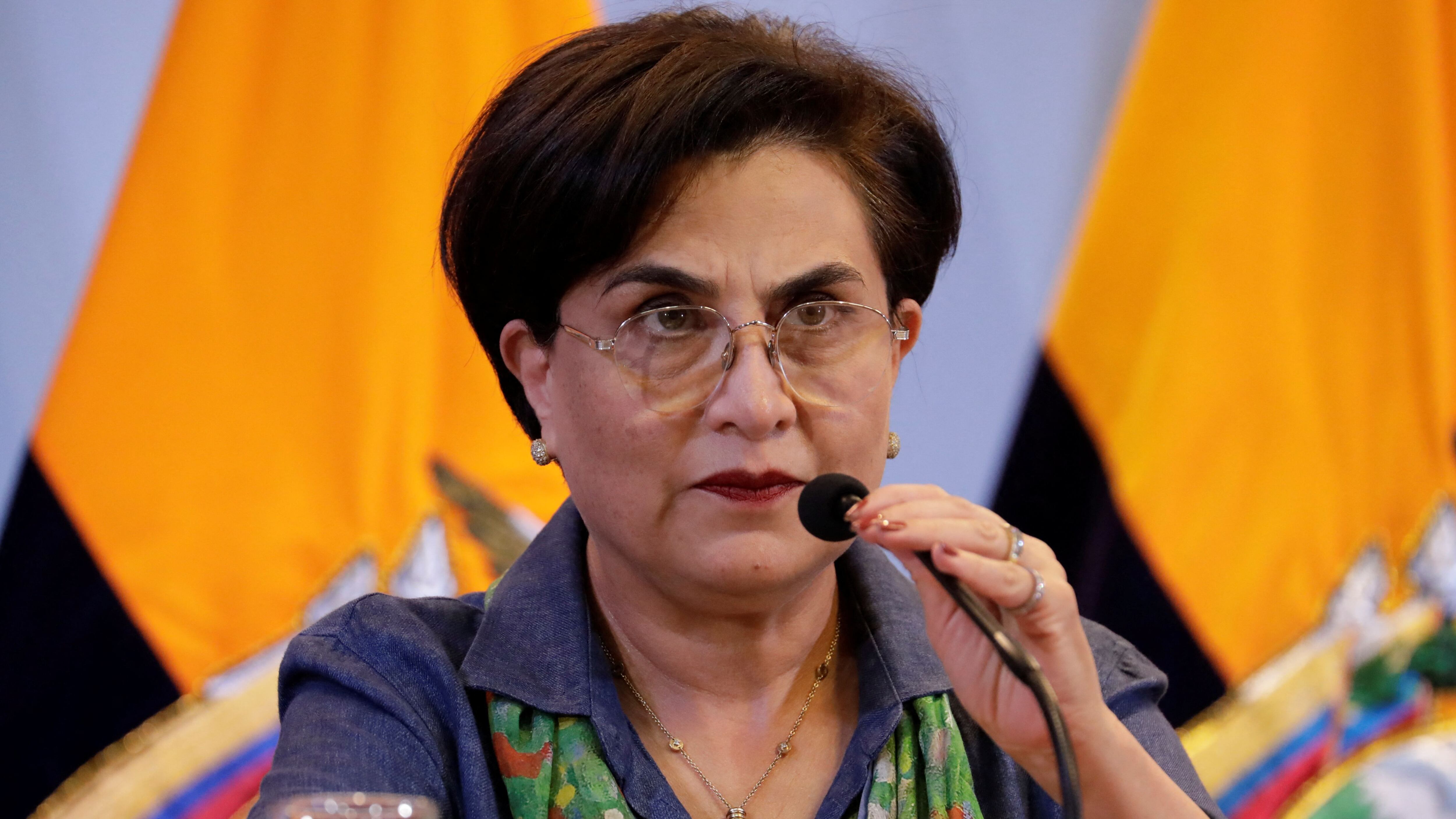 La Ministra de Relaciones Exteriores de Ecuador, Gabriela Sommerfeld, se dirige a los medios de comunicación, después de que las fuerzas ecuatorianas allanaron la embajada de México para arrestar al ex vicepresidente de Ecuador, Jorge Glas, quien ha sido condenado dos veces en casos de corrupción, ahora enfrenta nuevos cargos de malversación de recursos públicos y ha estado viviendo en el embajada desde diciembre, luego de solicitar asilo, en Quito, Ecuador. Foto:
REUTERS/Karen Toro