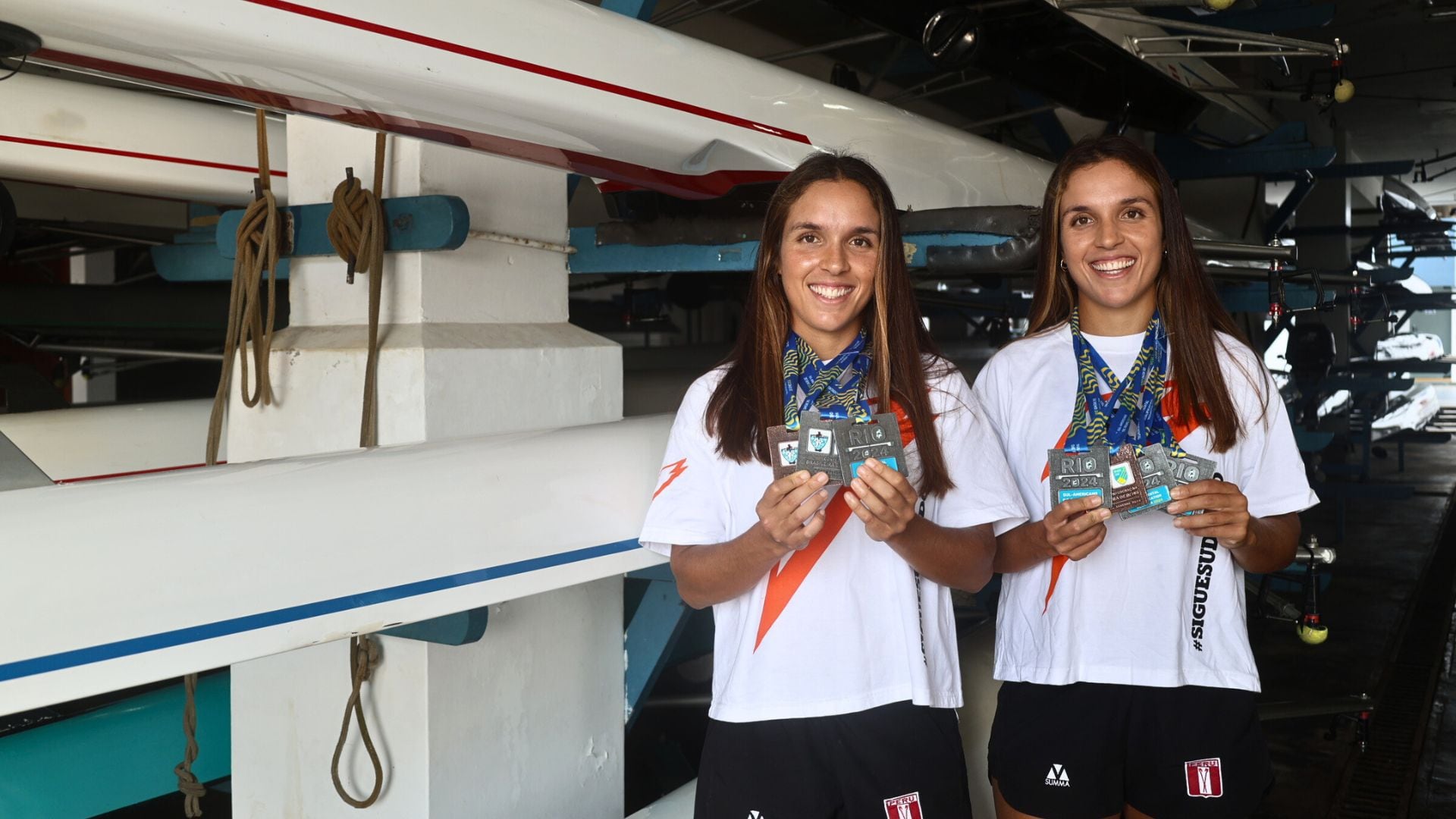 Valeria y Alessia Palacios con sus medallas
