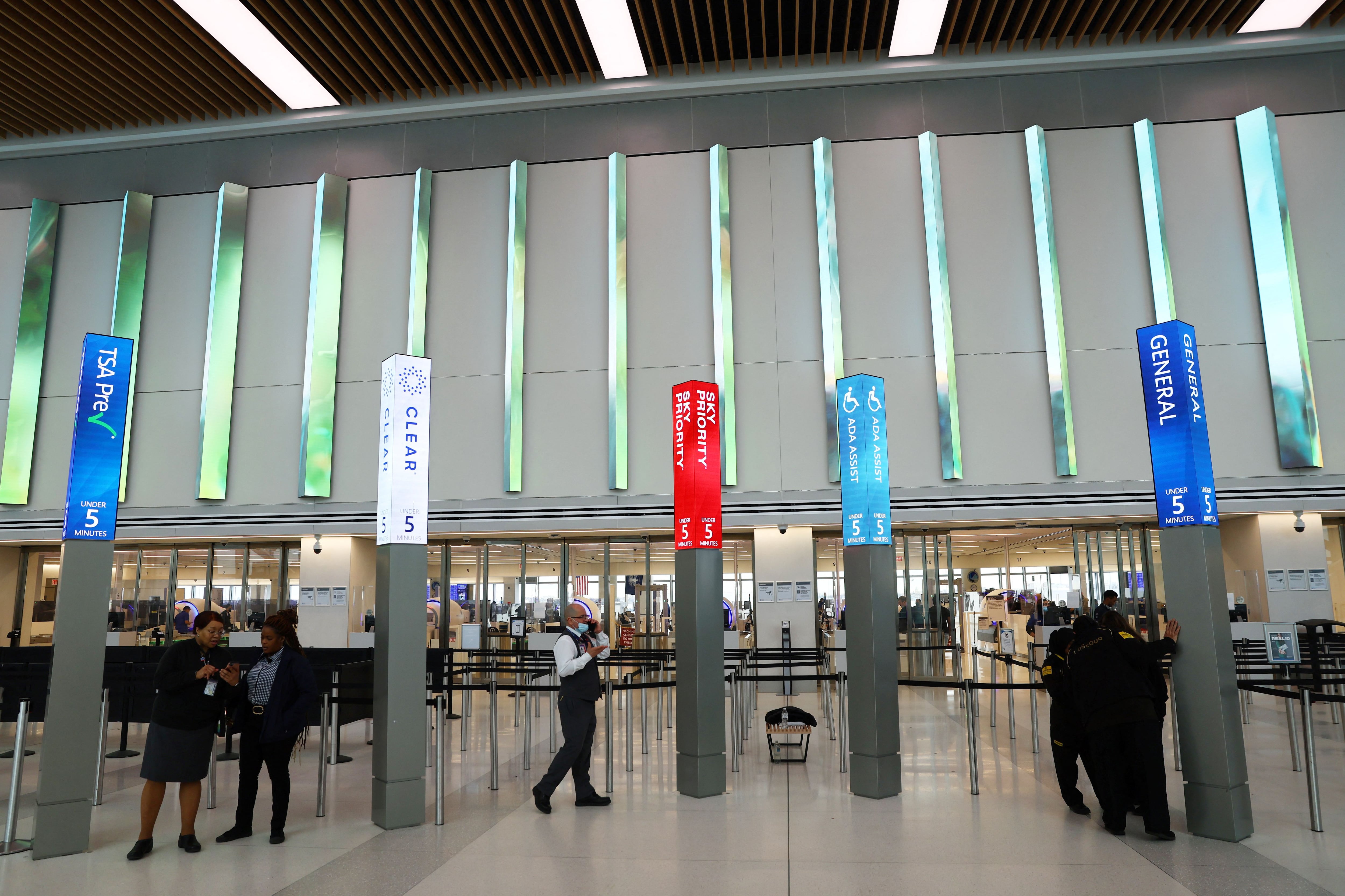 Con su estructura imponente, la nueva Terminal B de LaGuardia no solo cambia la fachada del aeropuerto sino que mejora significativamente la experiencia de los pasajeros. (REUTERS/Mike Segar)