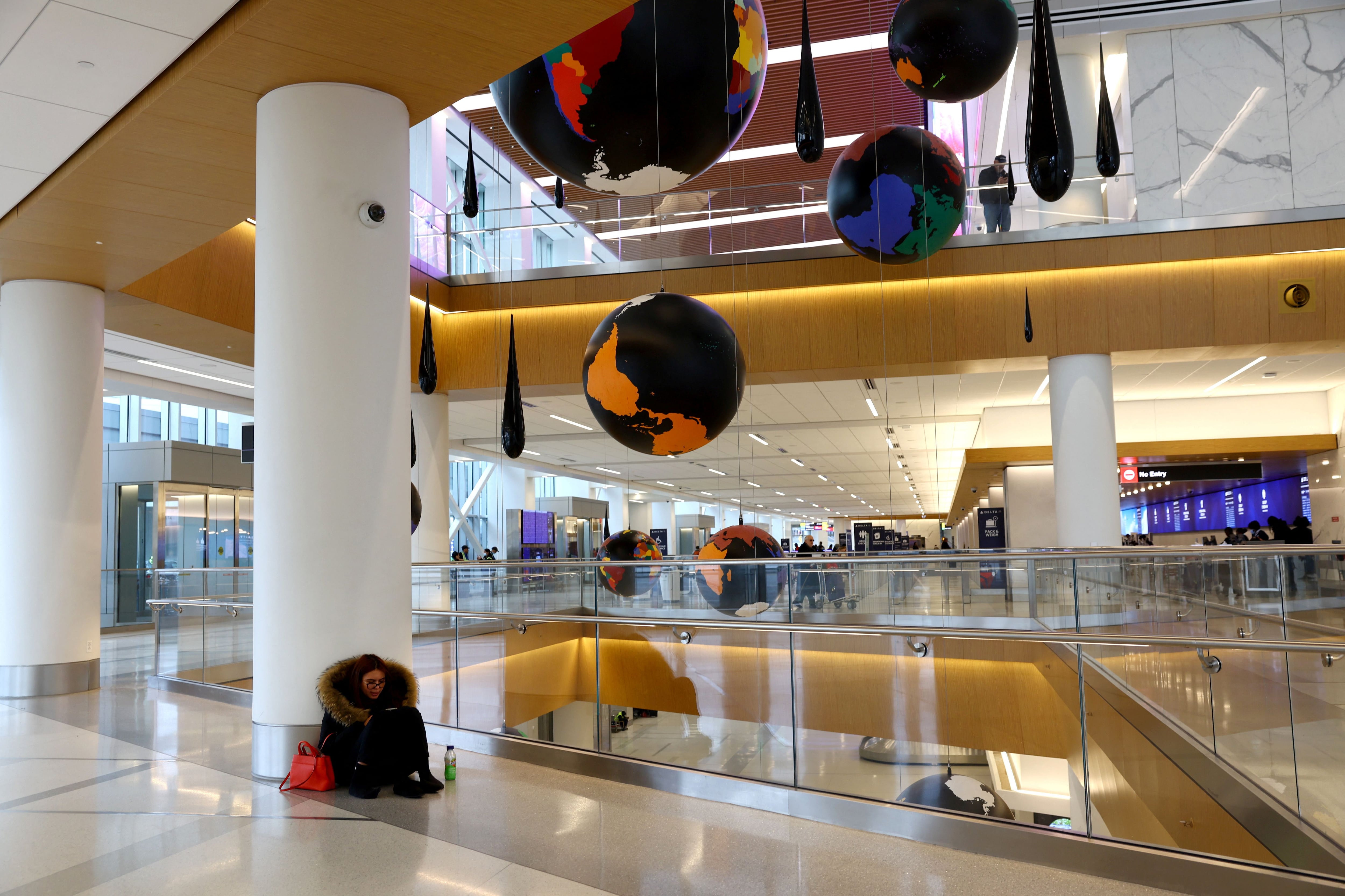 A pesar de los desafíos logísticos inherentes a su pequeño espacio, el enfoque ha estado en la implementación de mejoras que aligeran el camino de los viajeros, desde el momento en que ingresan hasta su embarque. (REUTERS/Mike Segar)