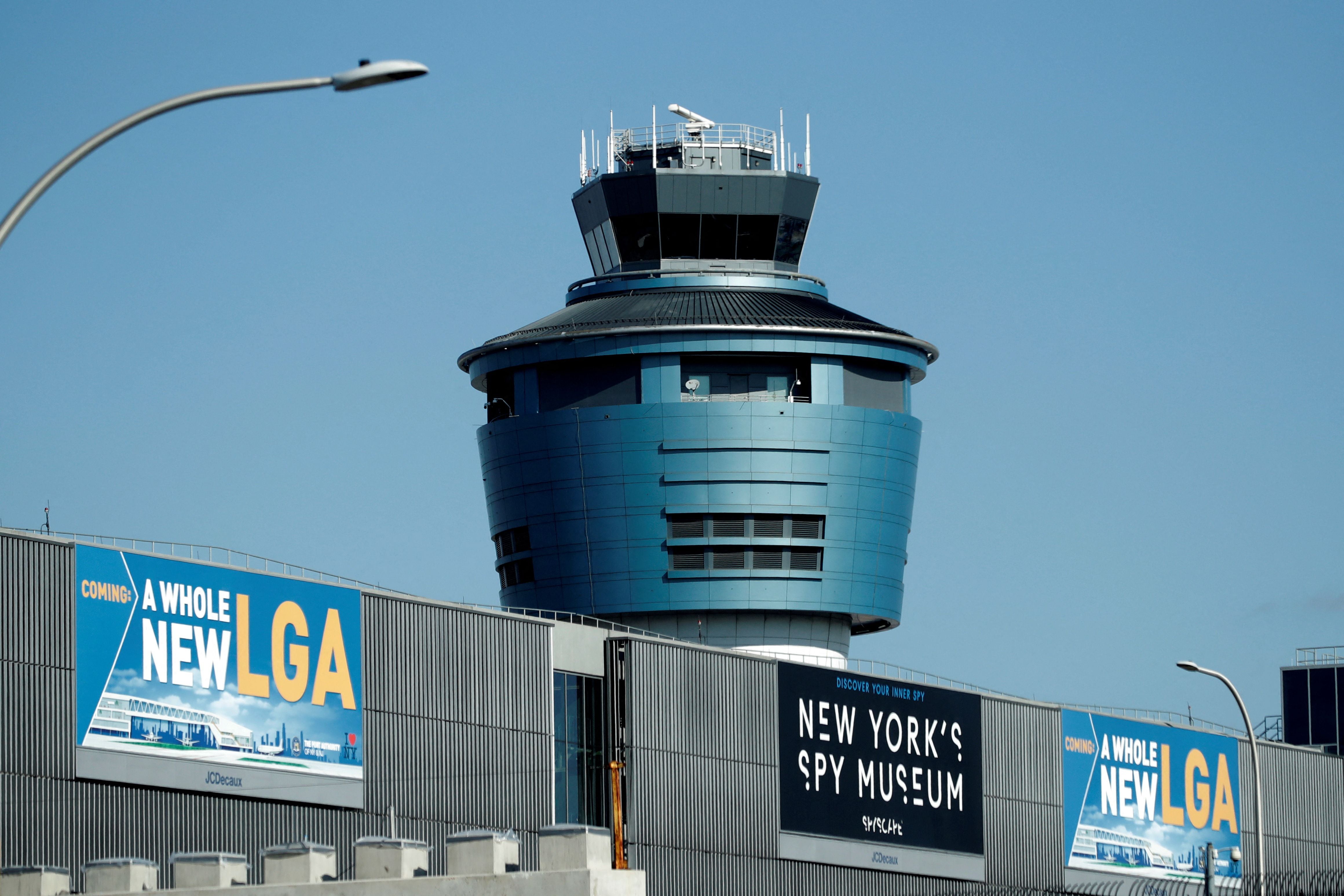 La renovación del aeropuerto LaGuardia hoy se presenta como un emblema moderno y eficiente, superando expectativas con su arquitectura vanguardista y servicios mejorados. (REUTERS/Mike Segar)