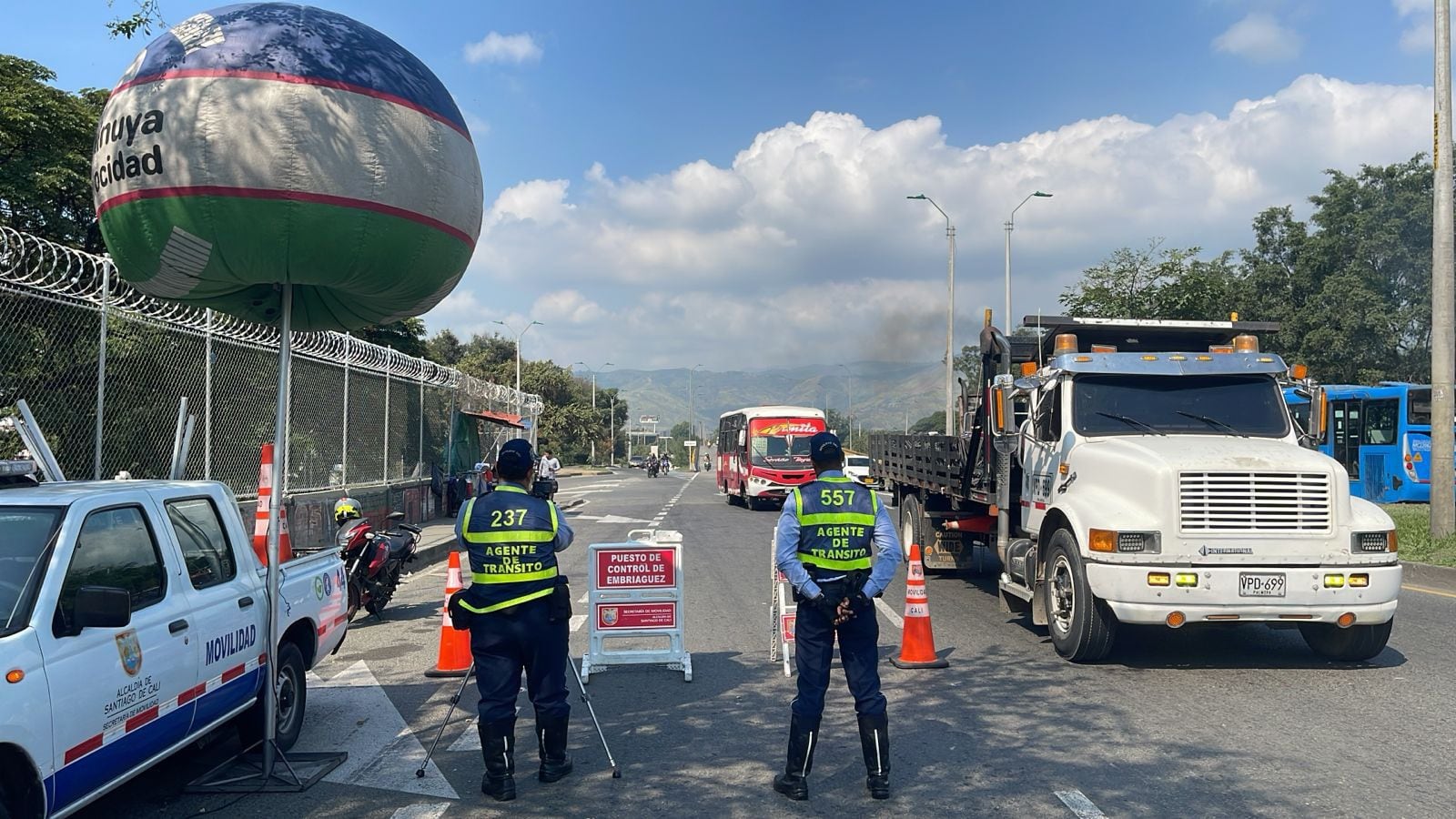 Ciudadanos se fueron en contra de operadores que querían llevarse sus carros a los patios - crédito @MovilidadCali/X
