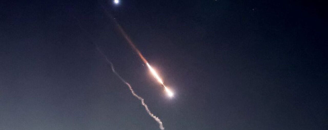 Tensión en Medio Oriente: Irán activó su sistema de defensa aérea tras reportes de explosiones en el centro del país