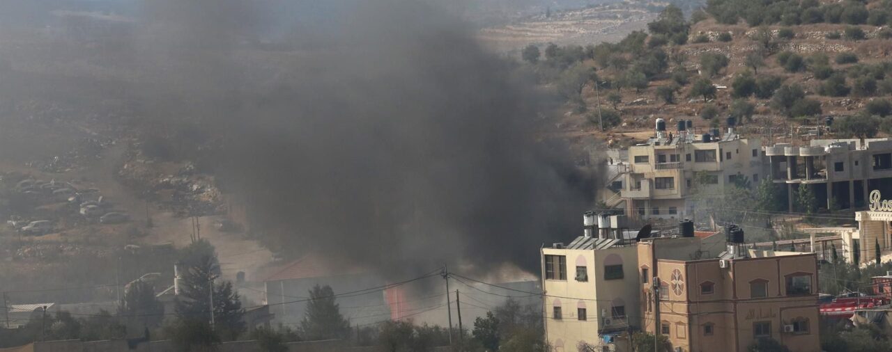 Un asalto de colonos israelíes en busca de un joven desaparecido deja un palestino muerto y 30 heridos