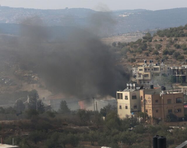 Un asalto de colonos israelíes en busca de un joven desaparecido deja un palestino muerto y 30 heridos