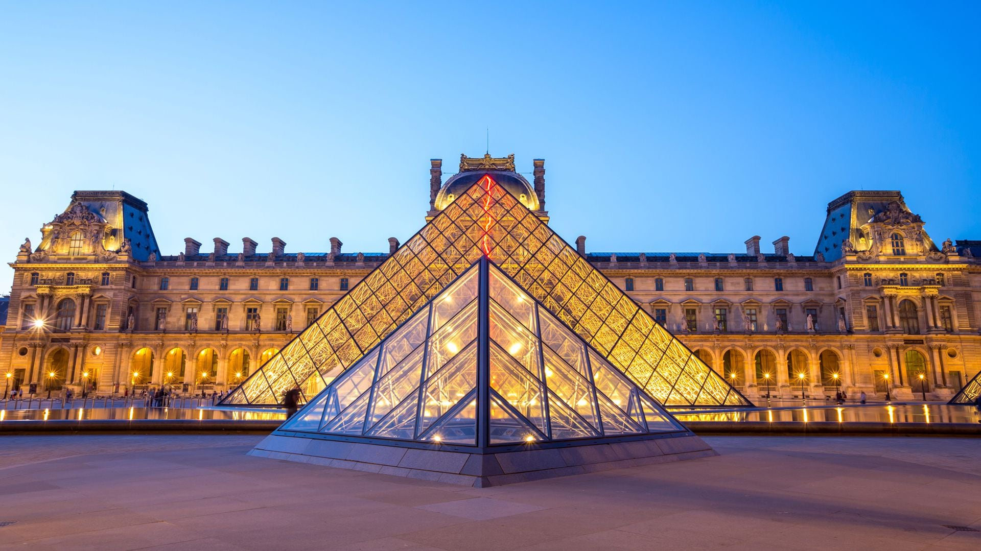 Una usuaria de TikTok alertó sobre un método de robo común en el Louvre de París (Getty)
