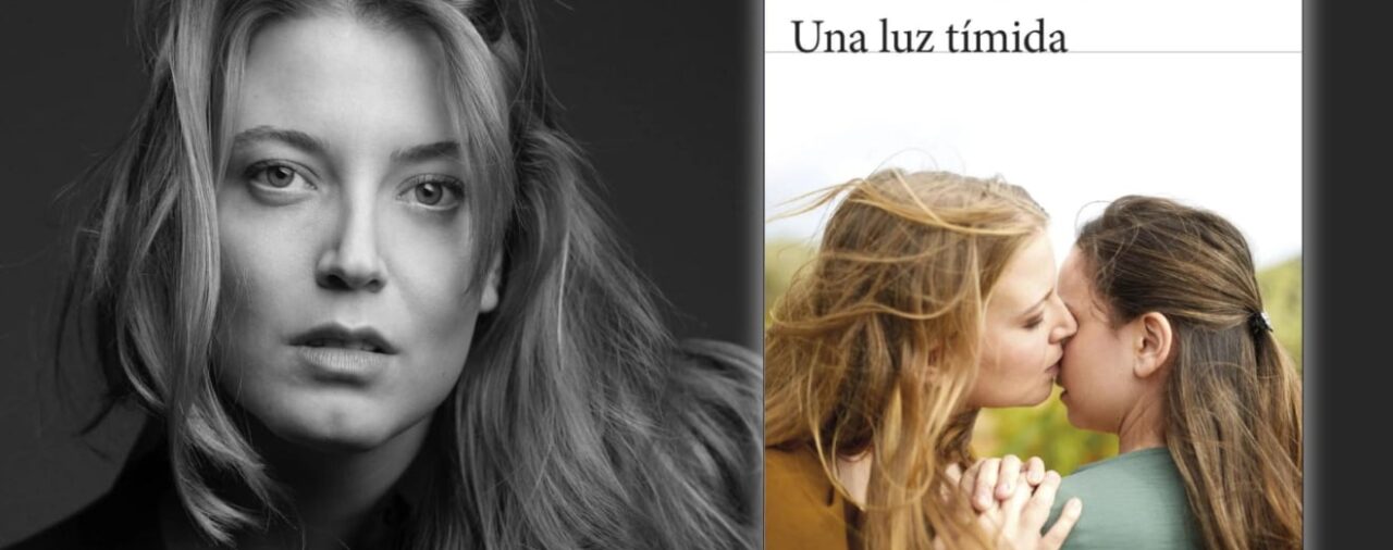 Àfrica Alonso traslada el éxito teatral de ‘Una luz tímida’ al papel: “Ver a dos mujeres besándose en un escenario sigue siendo disruptivo”