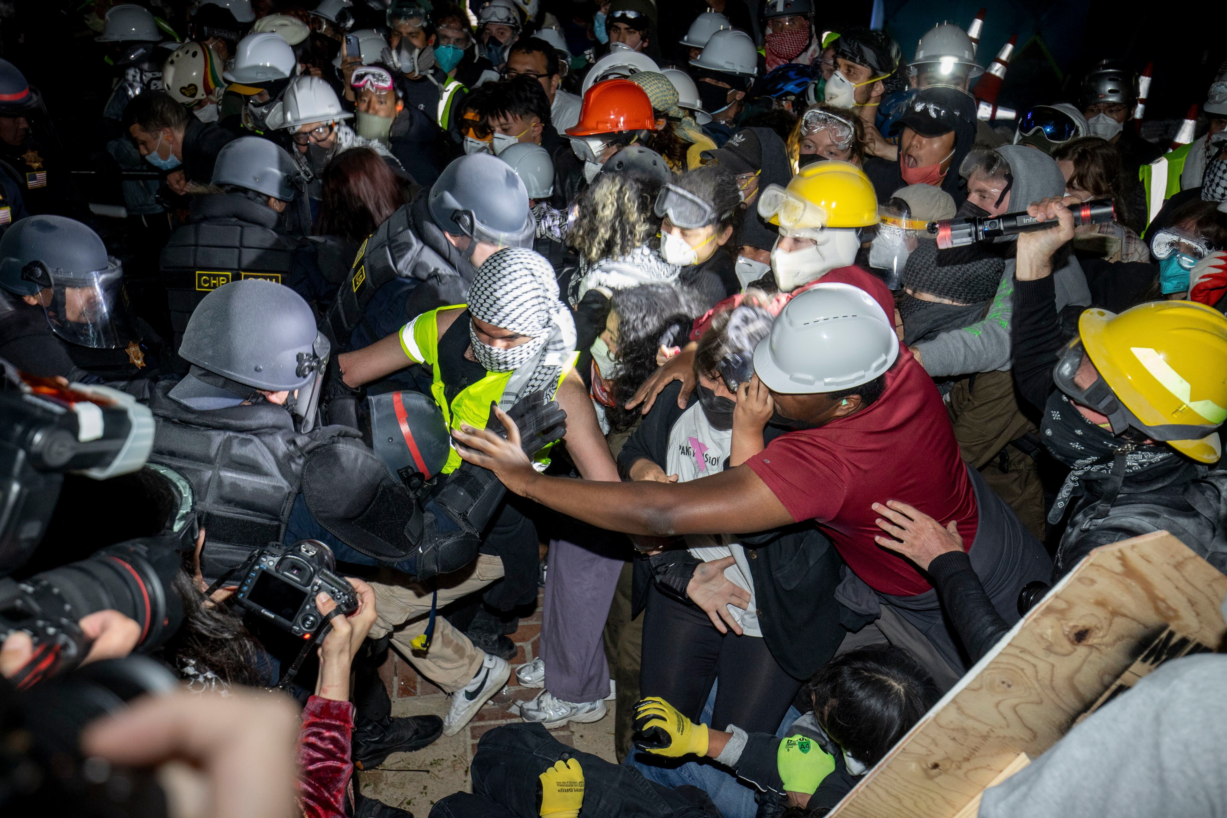 Policías avanzan contra manifestantes propalestinos en el campus de la UCLA el jueves 2 de mayo de 2024, en Los Ängeles. (AP Foto/Ethan Swope)