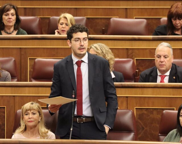 El PSOE pide al Gobierno que añada otra frecuencia diaria a la ruta entre Menorca y Madrid para el próximo invierno