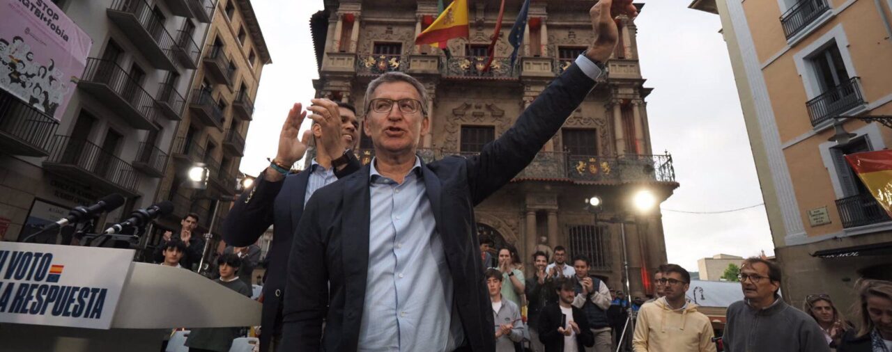 Feijóo ve "vergonzoso" que la Fiscalía Europea "investigue al Gobierno" y pregunta a Sánchez si también es "fango"