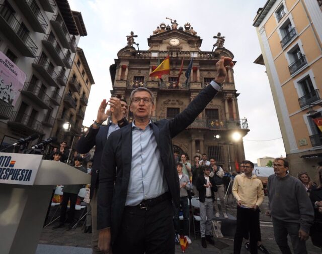 Feijóo ve "vergonzoso" que la Fiscalía Europea "investigue al Gobierno" y pregunta a Sánchez si también es "fango"
