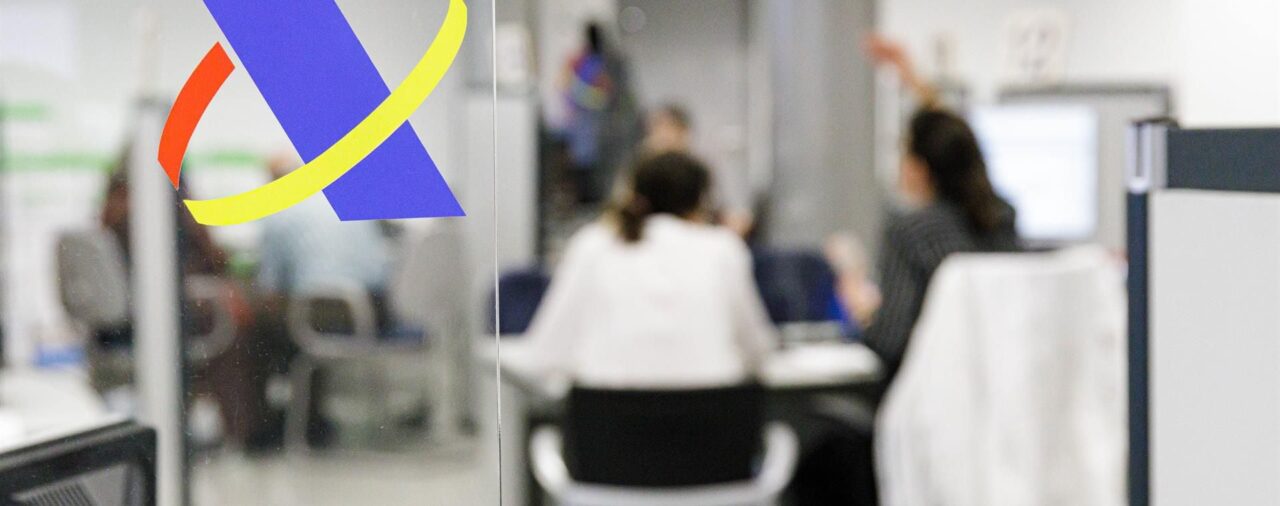 Hacienda arranca el martes el plan 'Le Llamamos' y la atención a mayores en pequeños municipios para la Renta