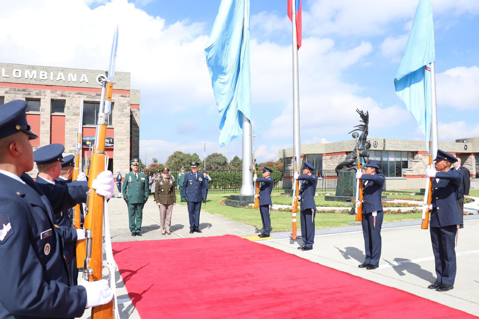 Visitará diferentes Unidades Militares del territorio nacional - créditio @FuerzaAereaCol/X