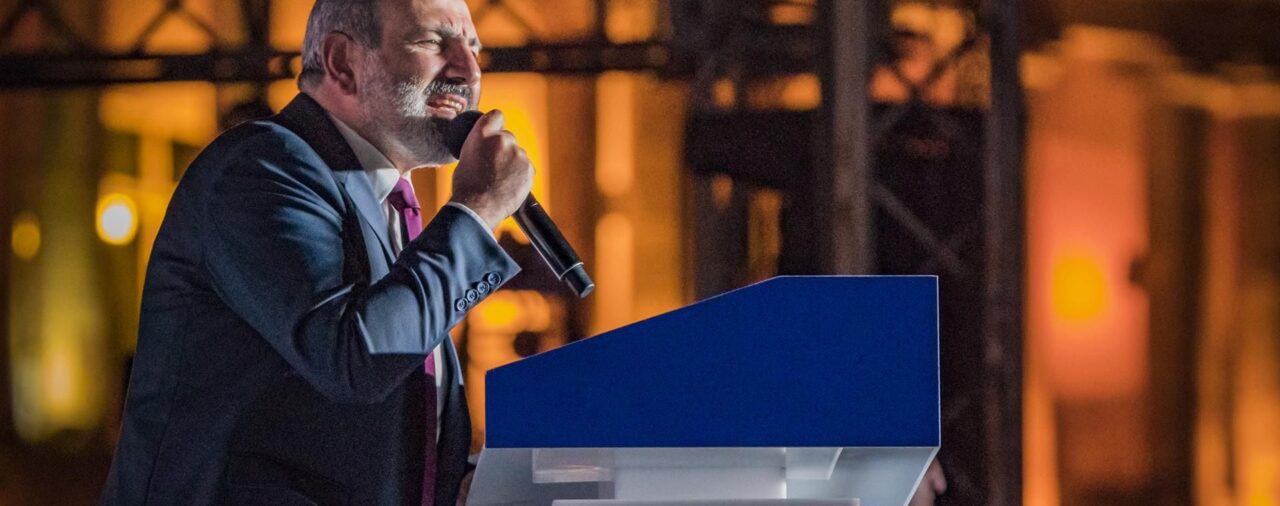 Manifestantes protestan en Ereván para exigir la renuncia de Pashinián por las concesiones territoriales a Bakú