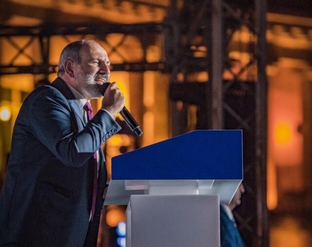 Manifestantes protestan en Ereván para exigir la renuncia de Pashinián por las concesiones territoriales a Bakú