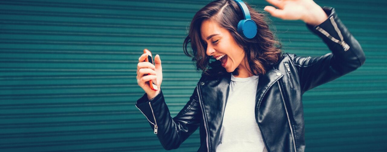 ¿Por qué escuchar música nos da felicidad? Esto dice la UNAM