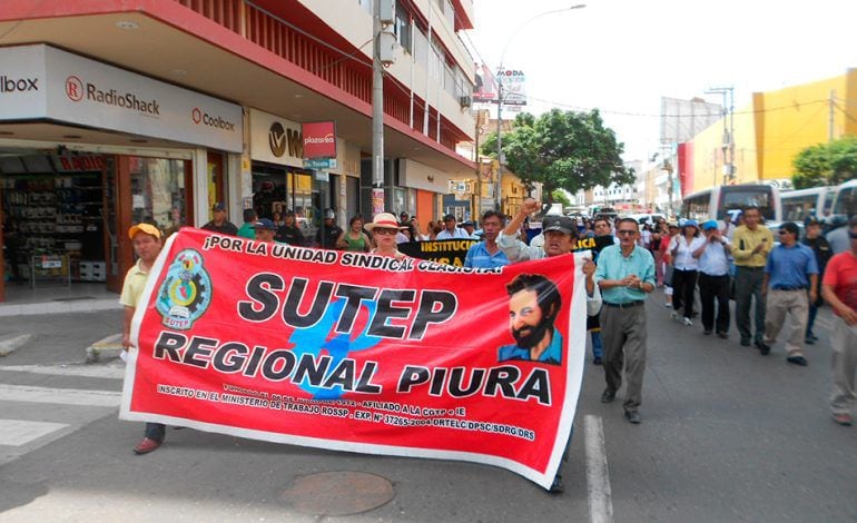 Protesta para exigir sueldos - docentes Piura