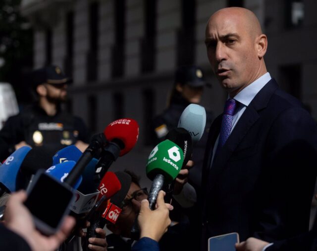 Rubiales insiste en que su beso a Hermoso fue "una manifestación de euforia" y niega "ánimo sexual" o coacciones